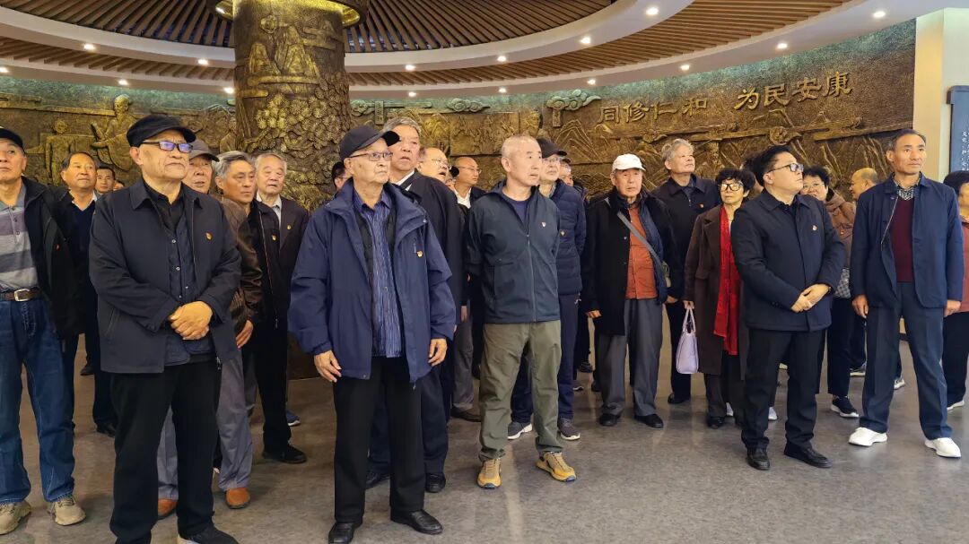 铭记历史守初心 情暖重阳话发展 | 市工信局主题党日活动走进9728太阳集团